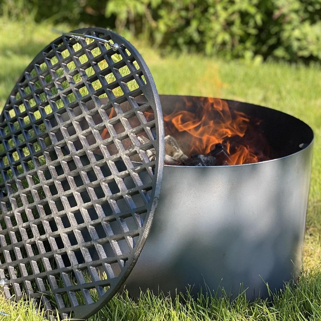 Bålgrill i cortenstål med støbejernsrist til madlavning over åben ild