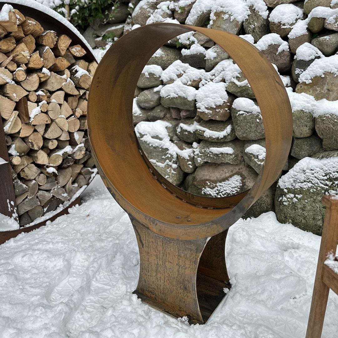 Højt ildsted i cortenstål på smal fod, total højde 115 cm, til terrasse