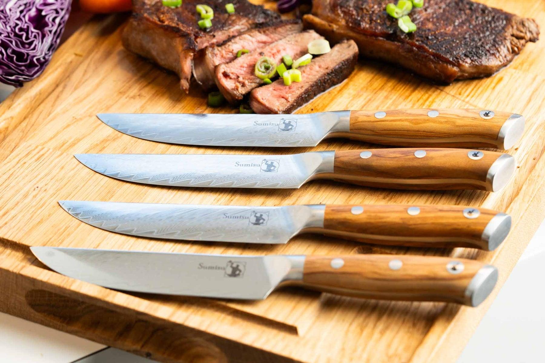 Sæt med fire Sumisu Art steakknive med håndtag i oliventræ og klinger i damaskusstål