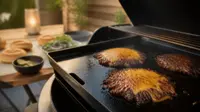 Smashed burger: sprød skorpe på grillpladen