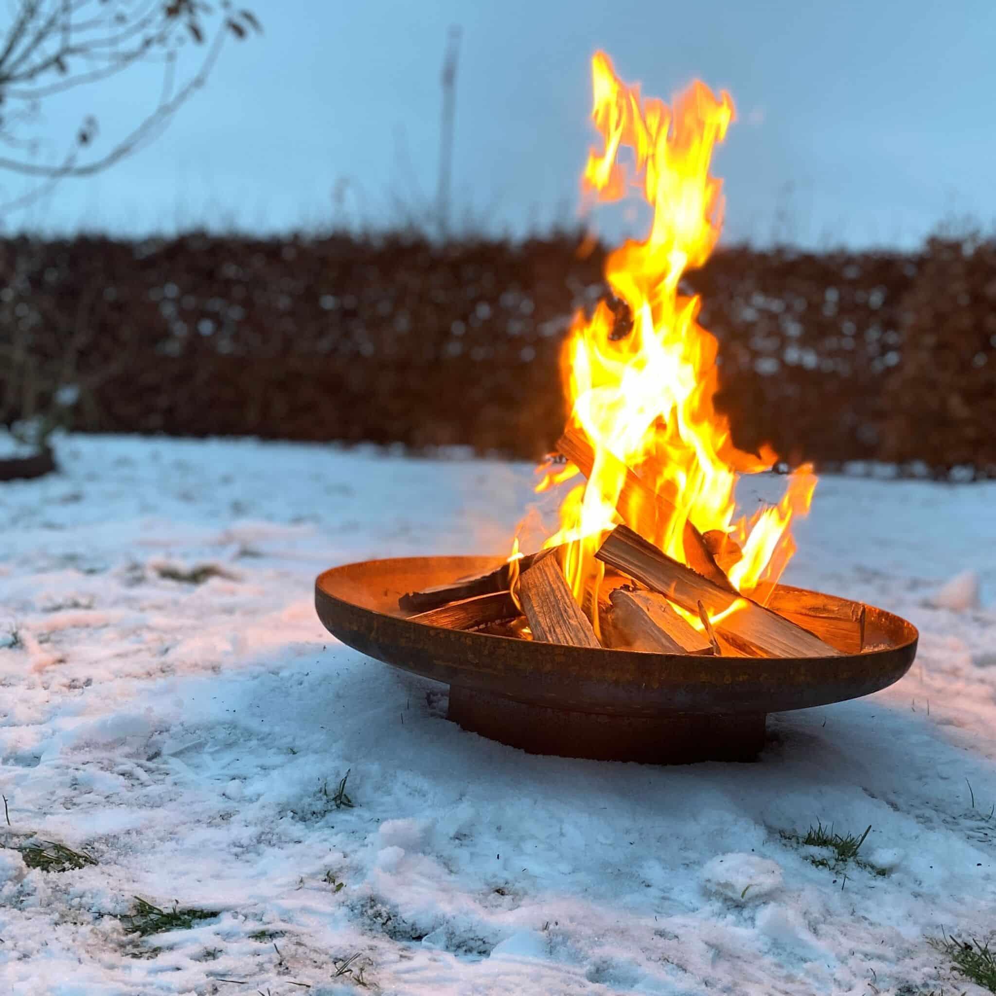 Rundt bålfad i cortenstål på lav fod, diameter 80 cm, set fra siden