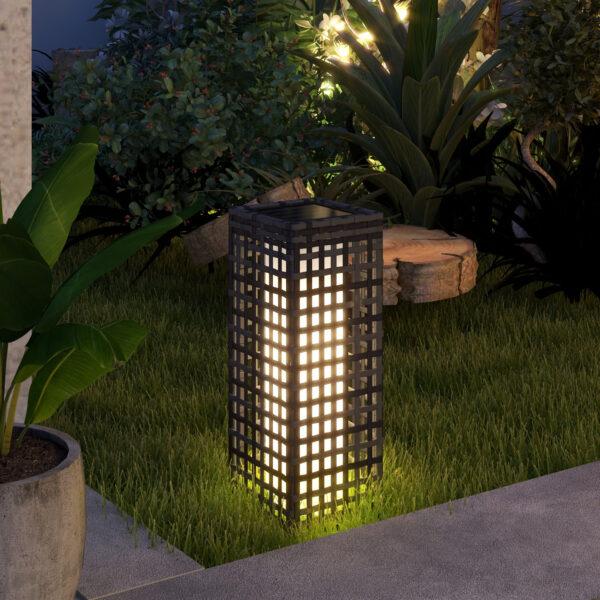Stålgrå solcellelampe i rattan-look med lyssensor til altan og have